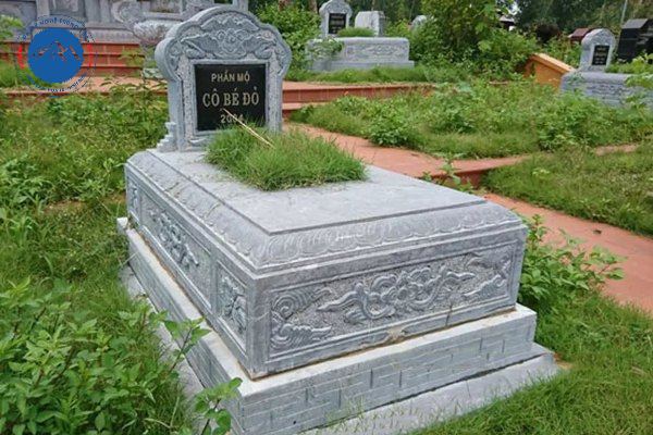 Gia chủ nên làm gì khi ong làm tổ trên mộ?