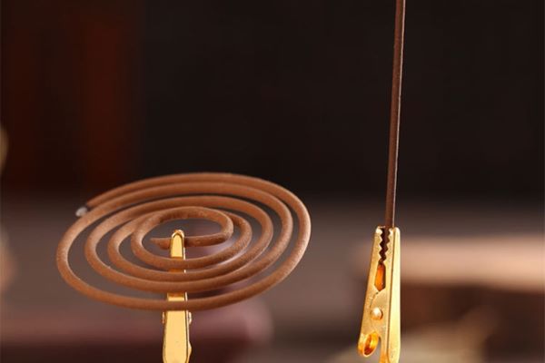 Giải mã có nên thắp hương vòng cho người mới mất không?