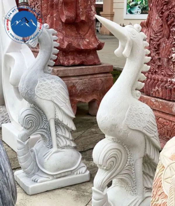 Hạc đá cao vừa bố trí dọc lối đi lung linh