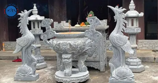 Hạc đá lớn trung tâm sân vườn tạo điểm nhấn sang trọng nổi bật