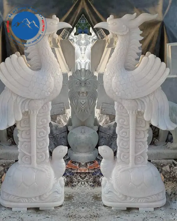 Hạc đá vừa bên hồ nước thêm sinh động tự nhiên