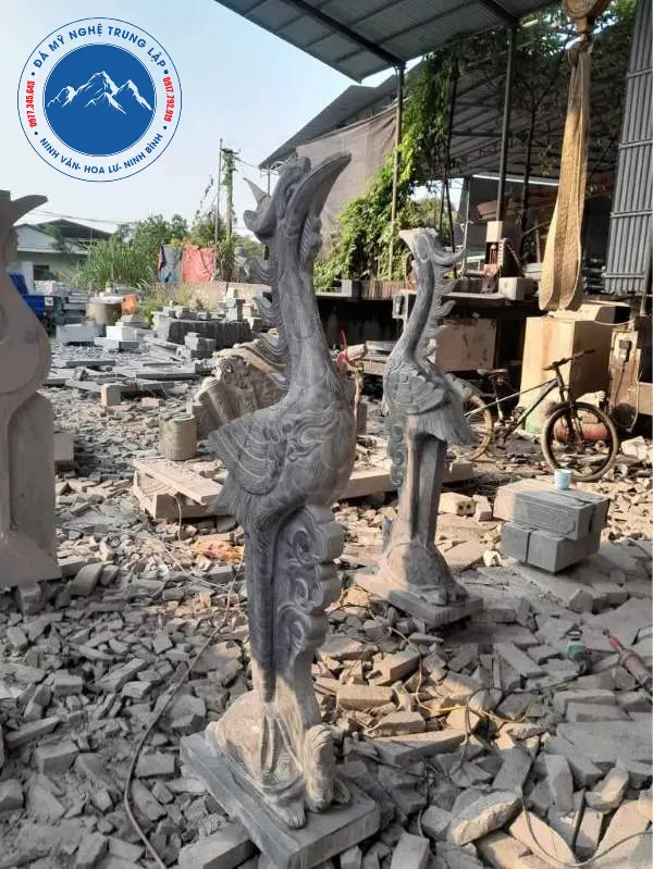 Hạc đá xanh đen làm sân vườn thêm cổ kính tinh tế