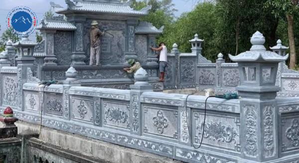 Hệ thống lan can đá bao quanh khu lăng mộ gia đình