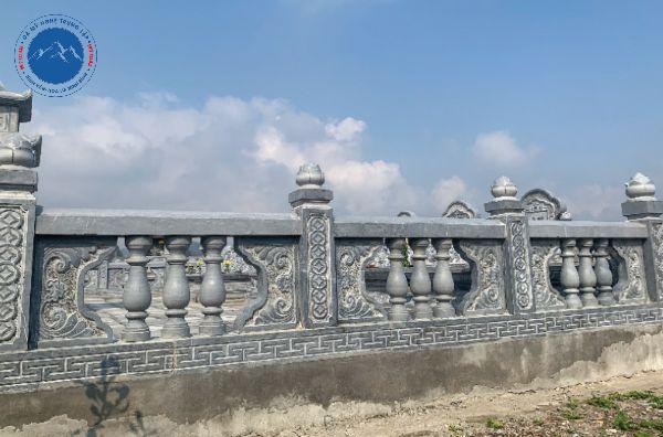 Hệ thống lan can đá bao quanh khu mộ phần uy nghiêm