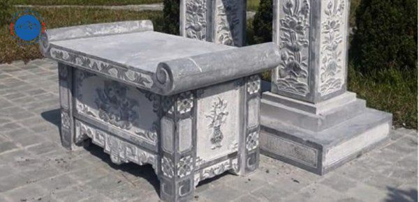 Hiện diện trên bàn thờ đá mang vẻ đẹp thanh tịnh, trang nghiêm