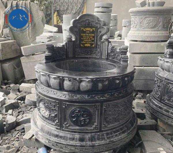 Hình ảnh mộ đá tròn chạm hoa văn lá đề