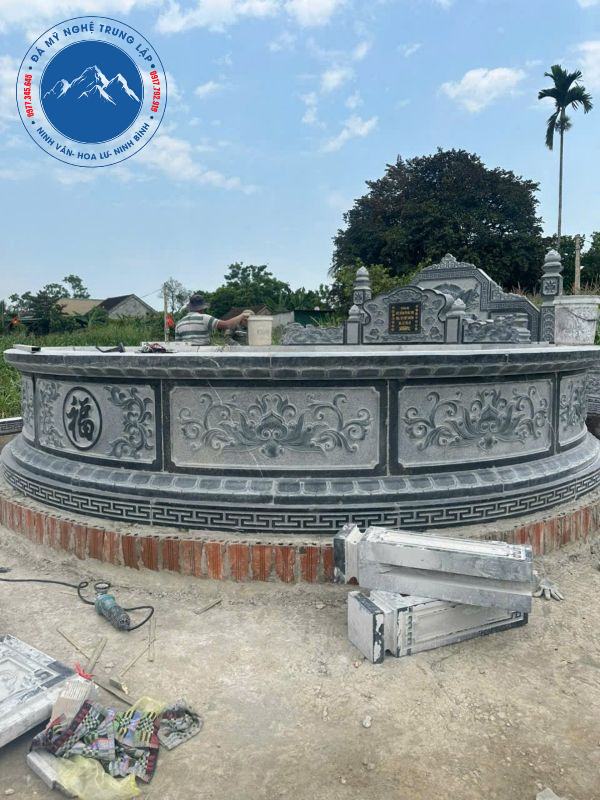 Hình ảnh mộ đá tròn nguyên khối bền bỉ tại vùng mỏ