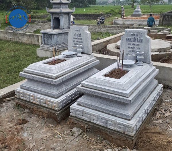 Họa tiết hoa sen chạm khắc trên mộ đôi đá tự nhiên