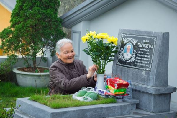 Hoa tươi thắp hương