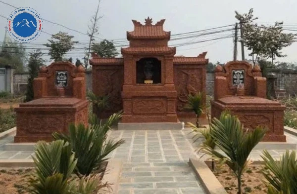 Hoa văn chạm khắc tinh xảo trên lăng thờ đá ong lớn