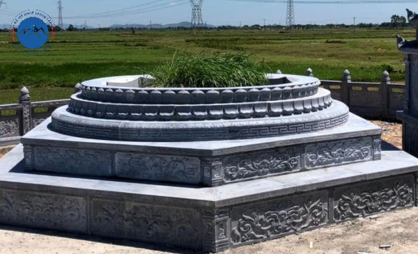 Hoa văn chạm trổ thủ công tinh xảo trên thân mộ ngũ