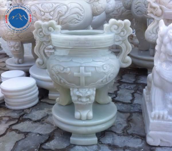 Hoa văn sen hồng chạm khắc trên lư hương đá