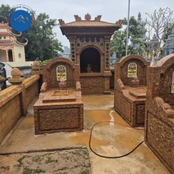 Hoa văn trên mái mộ đá ong sắc nét ấn tượng sâu sắc