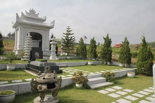 Hướng và tọa của ngôi mộ là gì?