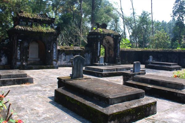 Khi thường xuyên nằm mơ thấy bia mộ, gia chủ cần làm gì?