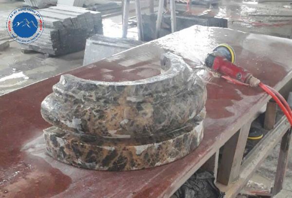 Không gian sang trọng nhờ chân cột đá hoa cương