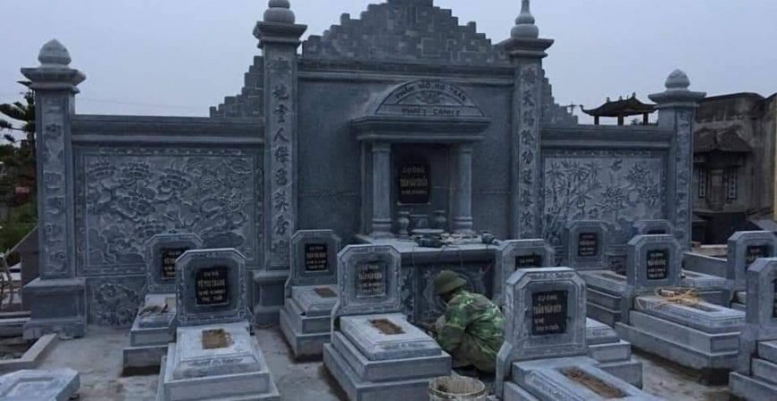 Không xây tường cho khu lăng mộ đá mà cắt ngang qua mộ