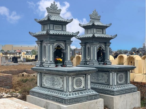 Kiểu dáng đối xứng của mộ đá xanh 2 mái tạo sự cân đối