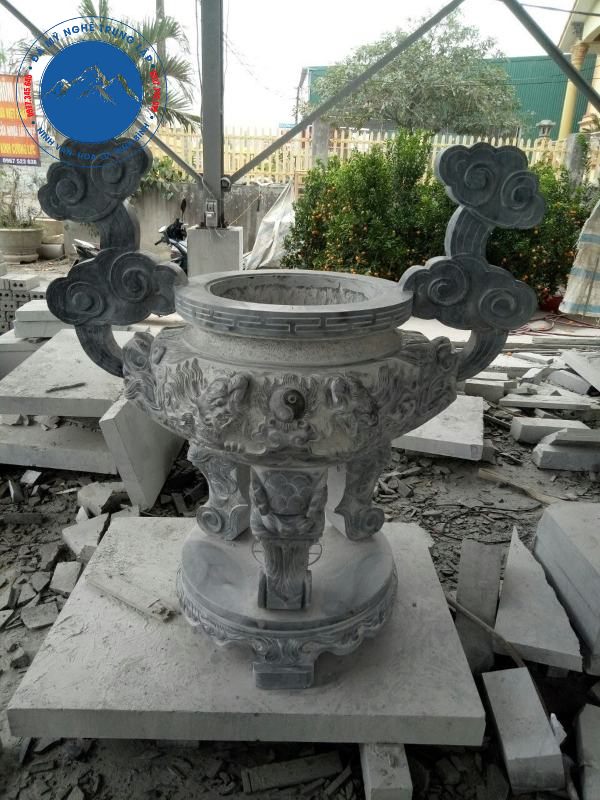 Kiểu lư hương Công giáo chân đế vuông vững chãi ngoài trời