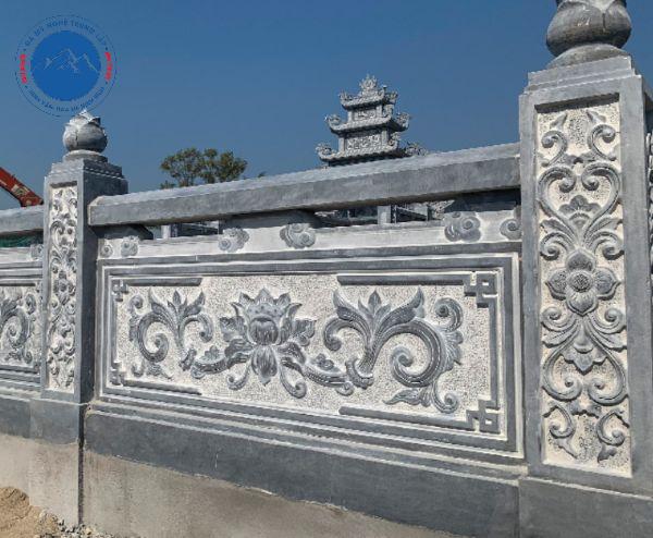 Lan can đá chạm khắc hoa sen bao quanh khu mộ phần