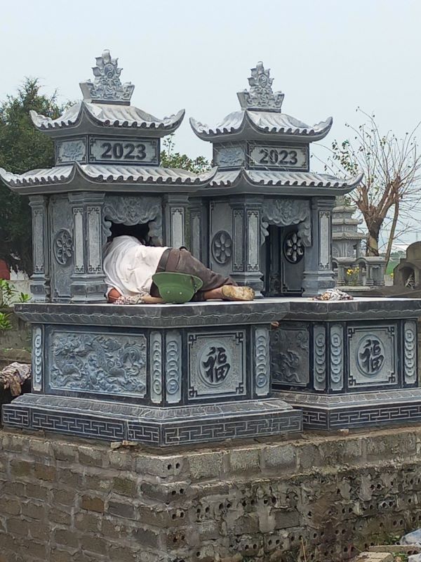 Lăng mộ đá hai mái có chi tiết hoa văn sắc nét