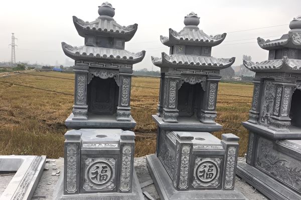Lăng mộ đá hai mái tinh xảo và trang trọng