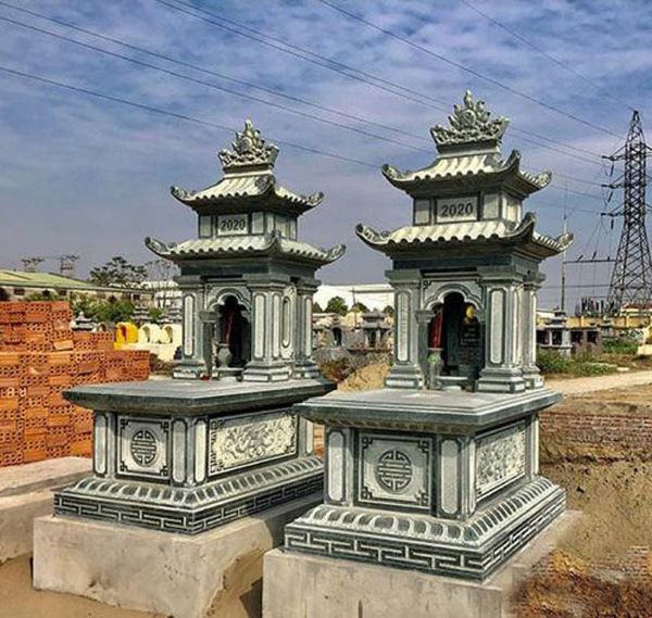 Lăng mộ đá hai mái với hoa văn chạm trổ cầu kỳ