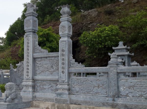 Lăng mộ đá xanh đen tạo không gian thiêng liêng trang trọng