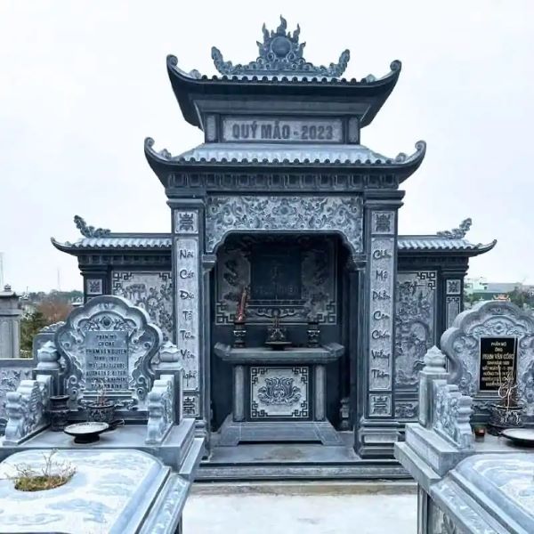 Lăng mộ đá xanh đen với họa tiết sắc nét và đẹp mắt