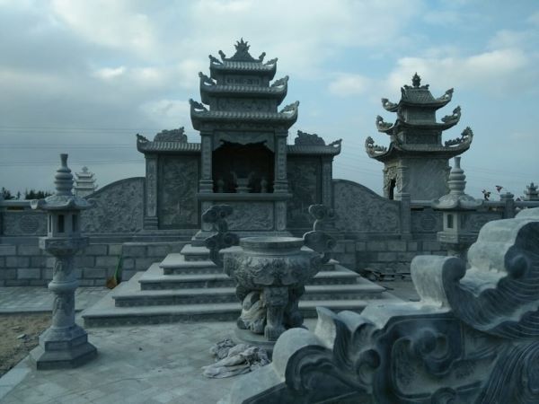 Lăng mộ đá xanh rêu thanh thoát cho khuôn viên rộng