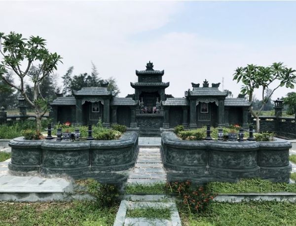Lăng mộ đá xanh rêu với thiết kế đơn giản tinh xảo