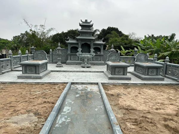 Lăng mộ tổ đá xanh đen thiết kế tối giản trang nghiêm