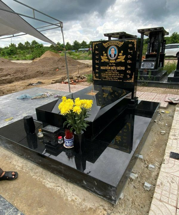 Lăng mộ đá chạm khắc hoa văn tinh xảo