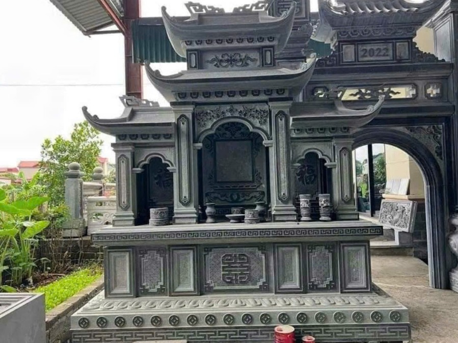Lăng mộ có cổng đá uy nghiêm, mang ý nghĩa bảo vệ linh thiêng