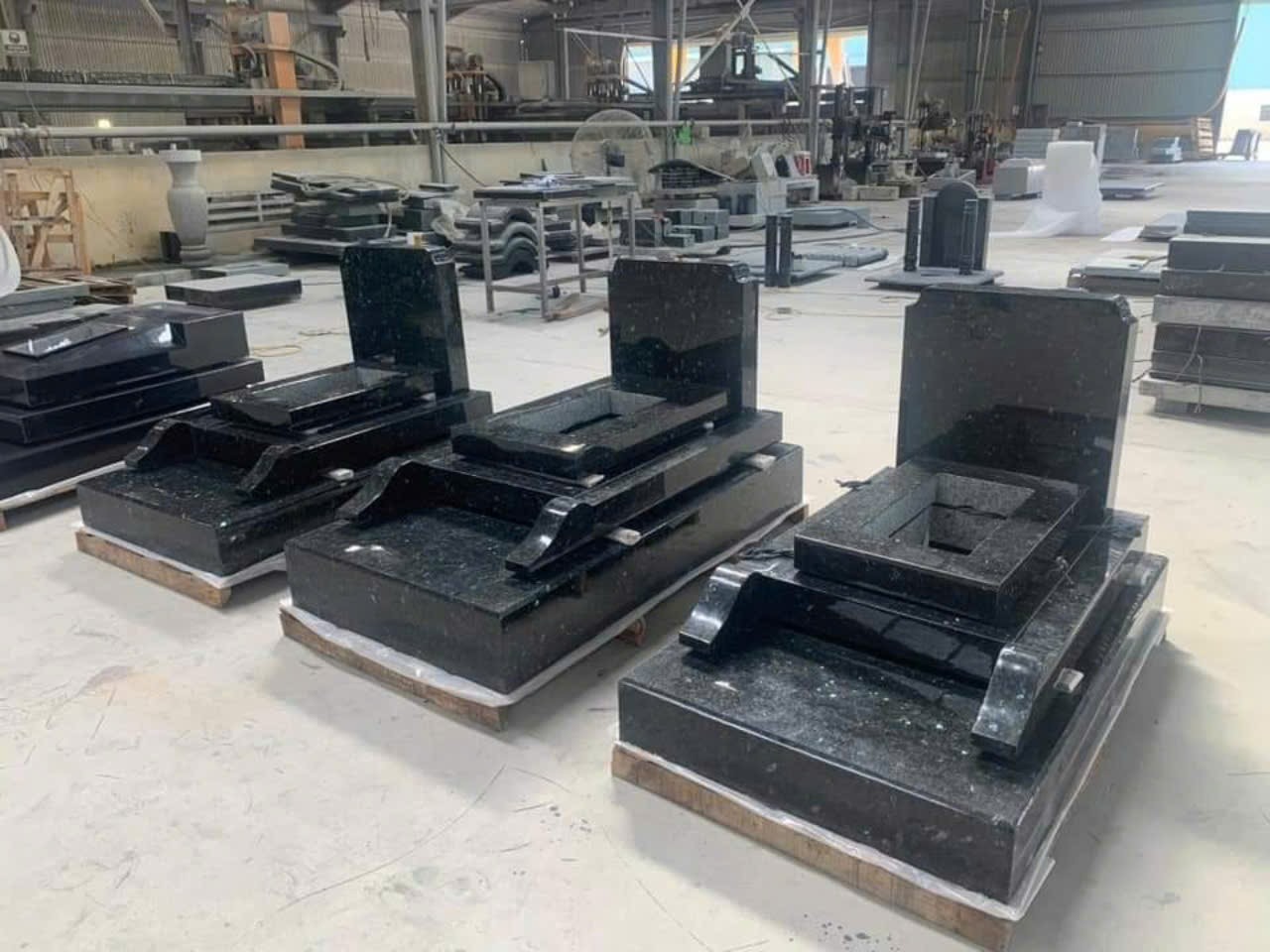 Lăng mộ gia đình đẹp với hoa văn chạm khắc tinh xảo, tạo điểm nhấn ấn tượng