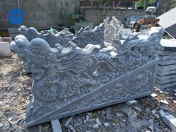 Linh vật rồng đá chầu trước cổng lăng mộ vô cùng trang nghiêm