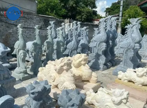 Lối đi sân vườn trang trí hạc đá phong thủy hài hòa