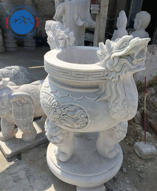 Lư hương bằng đá non nước chạm rồng nổi tinh xảo