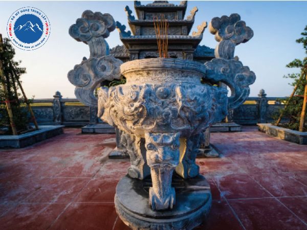 Lư hương đá nhiều tầng phù hợp công trình thờ cúng
