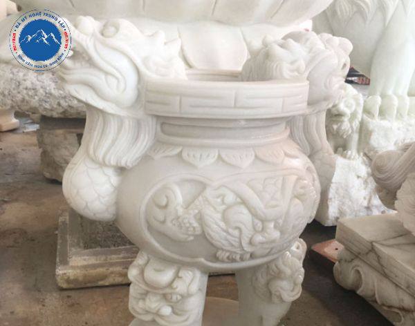 Lư hương đá non nước trang trí tại nhà thờ họ