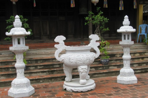 Lư hương đá trắng là vật phẩm được chế tác từ các dòng đá tự nhiên