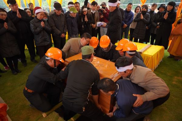 Lý do tại sao bốc mộ vào ban đêm?
