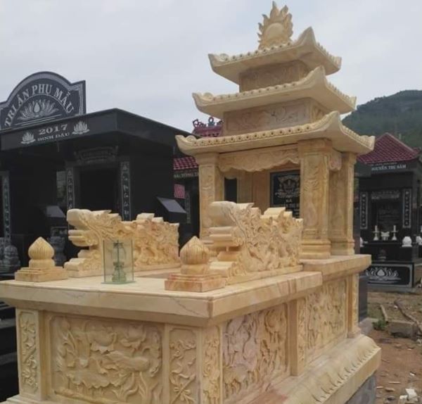 Mái mộ đá vàng được chạm khắc tinh xảo, tăng thêm vẻ uy nghi
