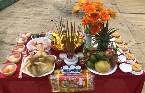 Mâm trái cây dâng lên khi tu sửa phần mộ