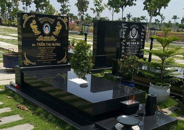 Mẫu bia đứng đá granite đen kiểu dáng tối giản hiện đại