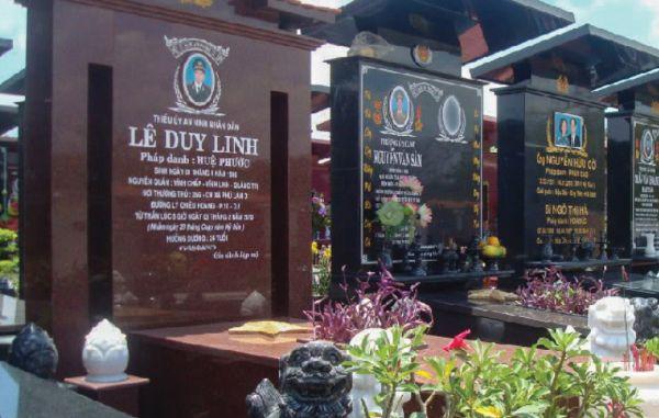 Mẫu bia mộ đá đỏ Bình Định đục hoa văn sen tinh tế