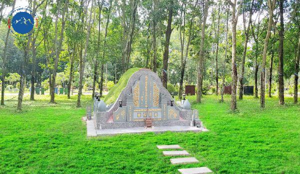 Mẫu bia mộ đá Granite đen khắc chữ Hán nhũ vàng