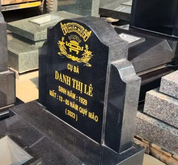 Mẫu bia mộ đá granite khắc chữ mềm mại