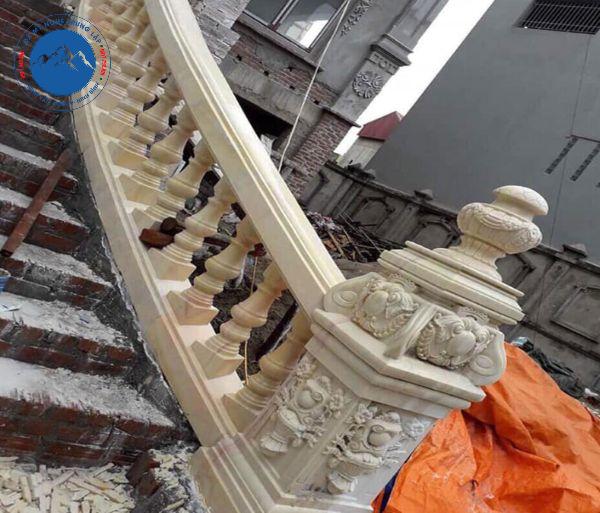 Mẫu cầu thang sử dụng lan can đá hoa cương