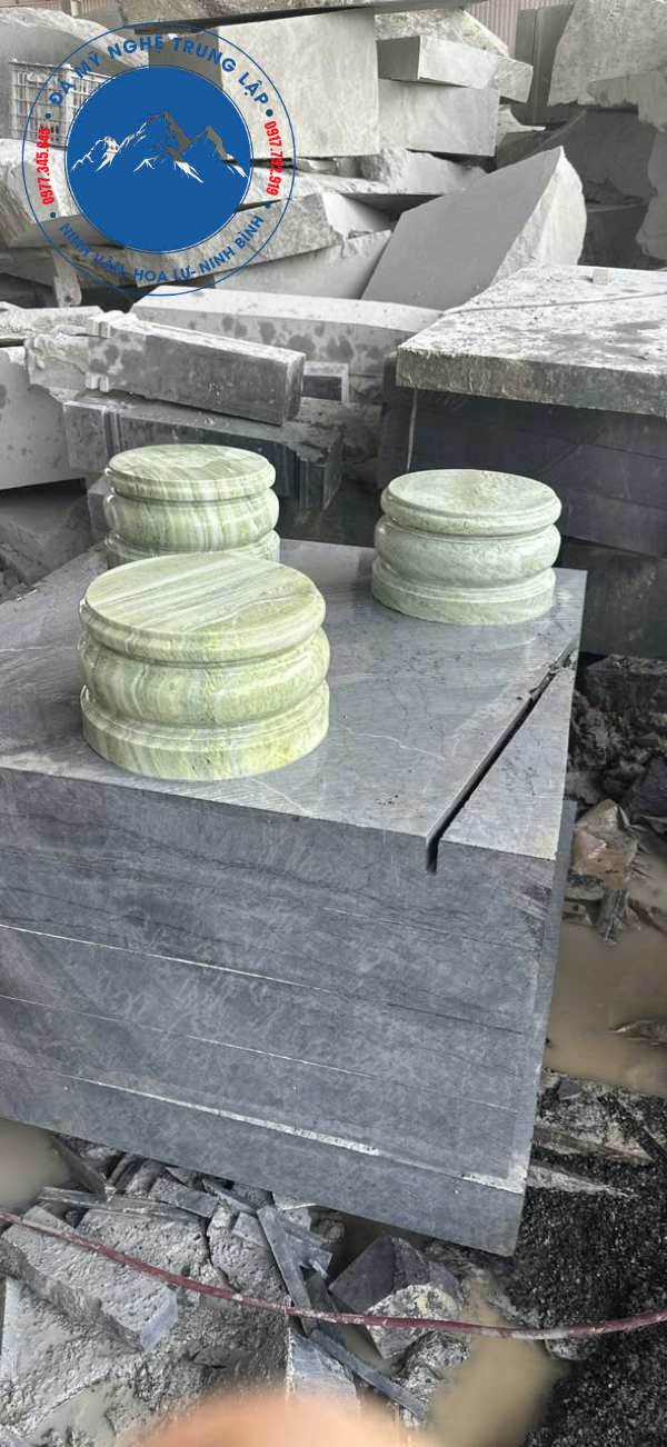 Mẫu chân cột đá tròn trơn hiện đại cho biệt thự cao cấp